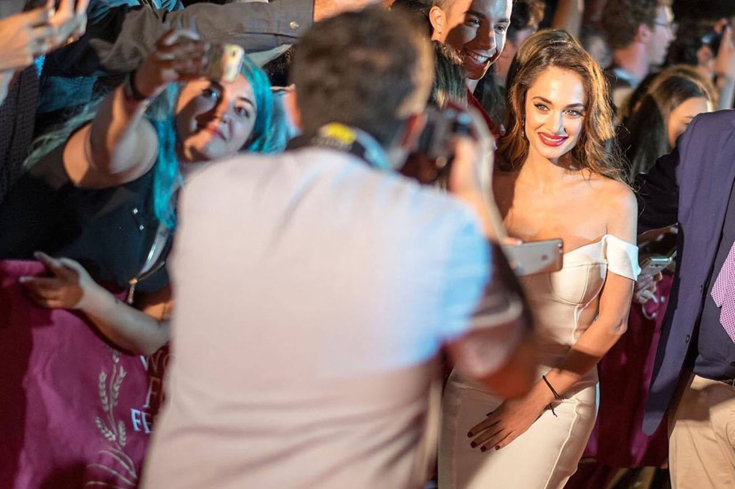 Denise Capezza riceve il premio attrice rivelazione dell'anno per Gomorra La serie al Social World Film Festival di Vico Equense - sfila sul red carpet con un vestito bianco